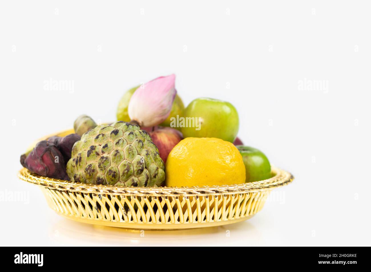 Golden Tray Pooja Ki Thali mit Früchten wie Sev, Santara, Ber, Custard Apple sharepha. Thema Für Diwali, Navratri, Dussehra Puja, Deepawali, Karva Stockfoto