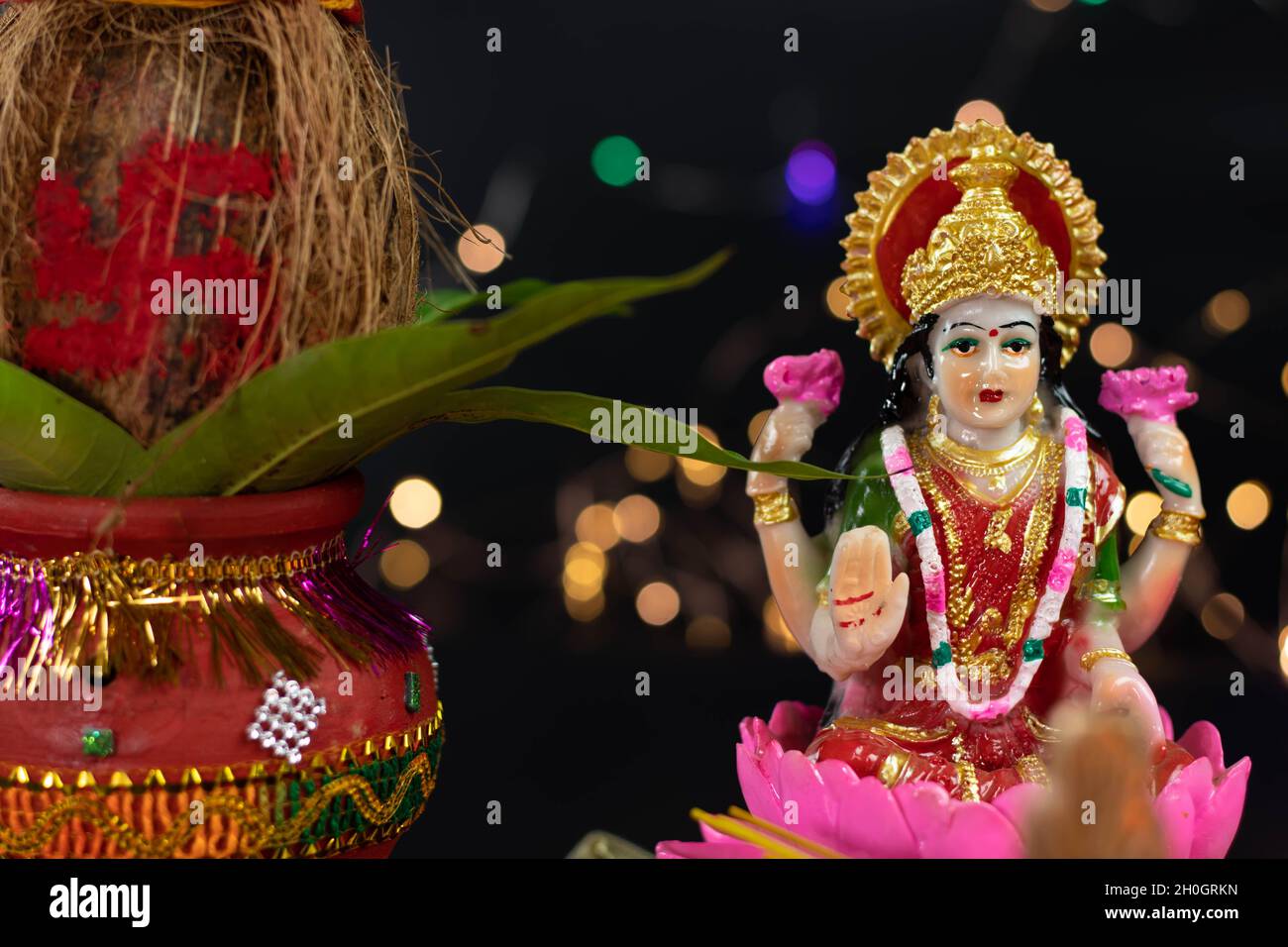 Wunderschöne Statue Von Maa Mata Lakshmi Laxmi Devi Mit Clay Kalash Und Bokeh Effekt. Thema Für Diwali Puja , Neujahr, Deepawali Pooja Oder Shubh Deepaval Stockfoto