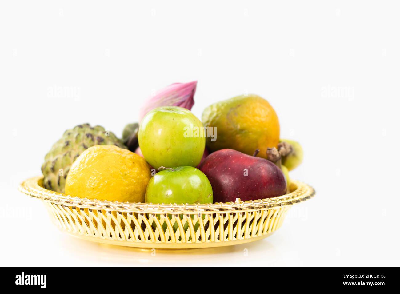 Golden Tray Pooja Ki Thali mit Früchten wie Sev, Santara, Ber, Custard Apple sharepha. Thema Für Diwali, Navratri, Dussehra Puja, Deepawali, Karva Stockfoto