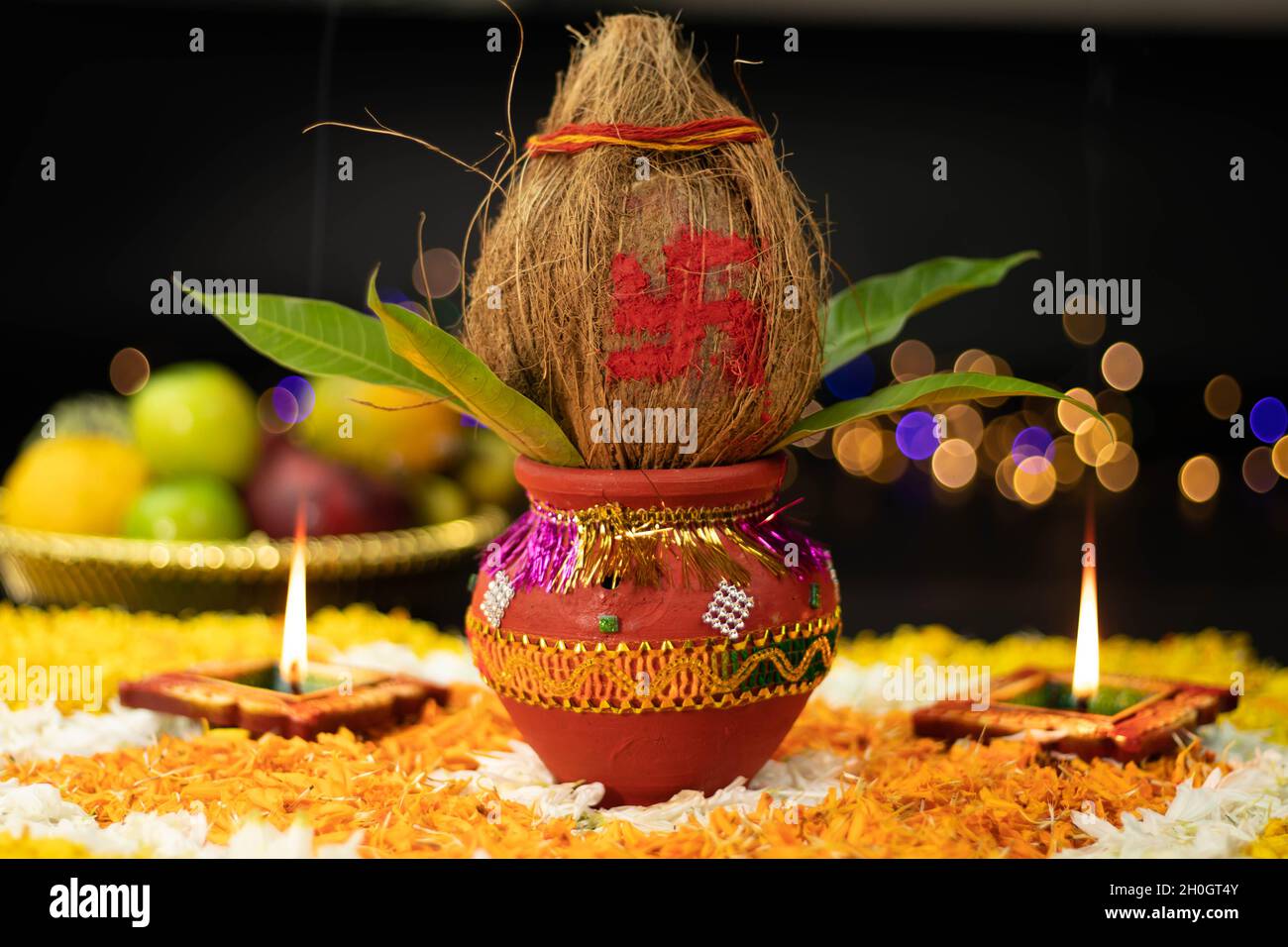 Terrakotta-Ton Kalash Mit Kokosnuss Verziert, Mangoblatt Auf Ringelblume Blume Rangoli Mit Diya Beleuchtet Platziert. Thema Für Navratri Pooja, Dussehra Stockfoto