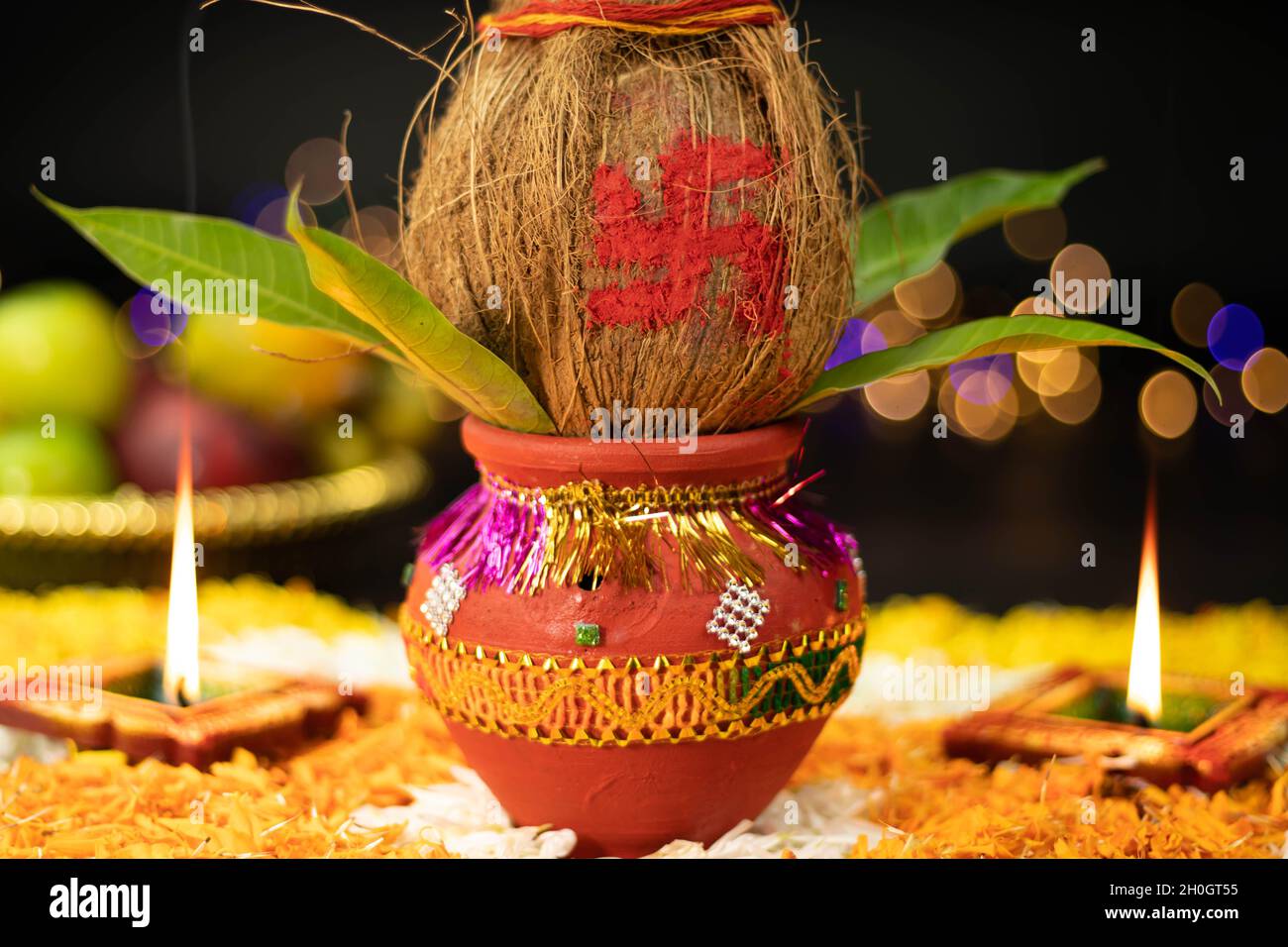 Terrakotta-Ton Kalash Mit Kokosnuss Verziert, Mangoblatt Auf Ringelblume Blume Rangoli Mit Diya Beleuchtet Platziert. Thema Für Navratri Pooja, Dussehra Stockfoto