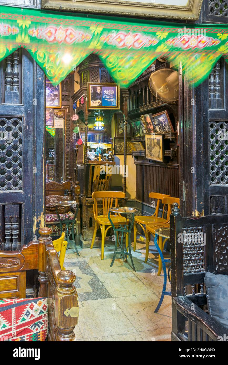 Kairo, Ägypten - September 25 2021: Interieur des alten berühmten Kaffeehauses El Fishawi, gelegen im historischen Mamluk Ära Khan al-Khalili berühmten Basar und Souk Stockfoto