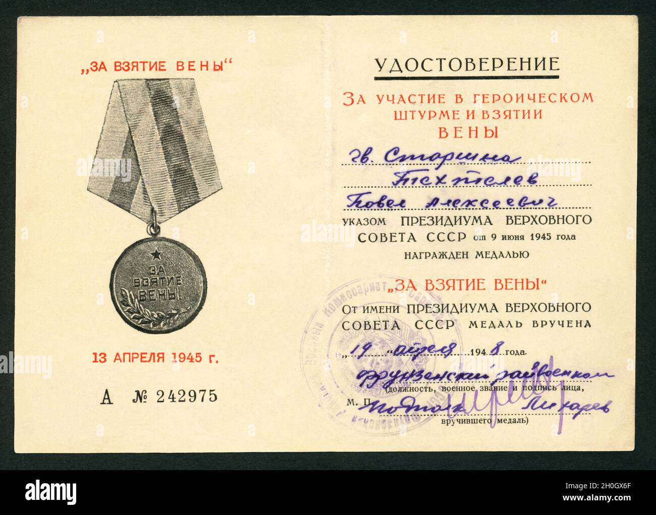 2. Weltkrieg, Erobung von Wien , Ausweis für die Einnahme der Stadt durch die sowjetische Armee am 13. April 1945 , Zertifikat über die Teilnahme am historischen Sturm zur Einnahme von Wien ..... wird auf dem wohl des Präsidiums des Obersten Sowjets der UdSSR vom 9. Juni 1945 mit der Medaille ' für die Auszeichnung Wiens ' ausgezeichnet. Die Medaille wurde im Namen des Präsidiums des Obersten Sowjets der UdSSR am 19. April 1948 überreicht , Rechte werden nicht vertreten . / Europa, Deutschland, Sowjetunion, 2. Weltkrieg, Schlacht von Wien, Dokument zur Befreiung Wiens, durch den Sowjet A Stockfoto