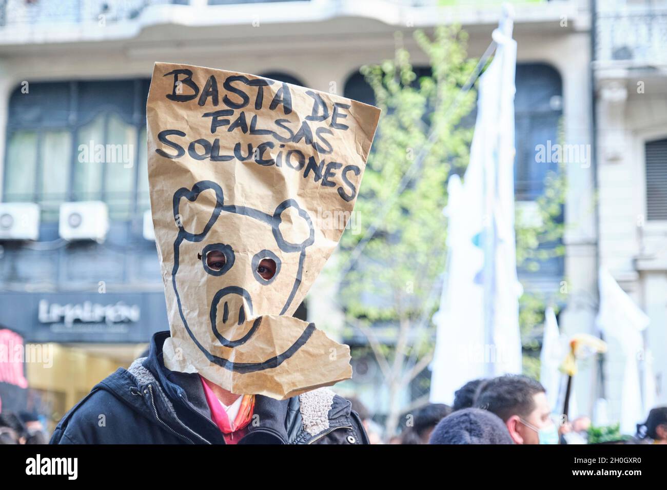 Buenos Aires, Argentinien; 24. September 2021. Text: Keine falschen Lösungen mehr. Aktivist mit Schweinemaske protestiert gegen das Abkommen mit China für die es Stockfoto