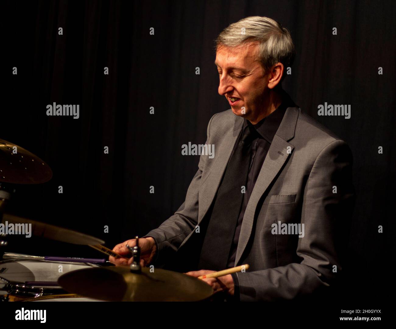 Steve Brown spielt mit dem Scott Hamilton Quartett im Herts Jazz Club in St. Albans, Hertfordshire Stockfoto