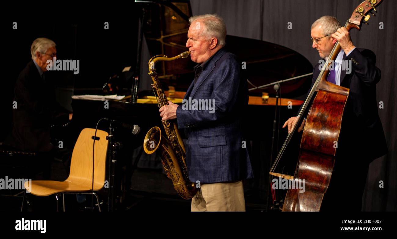 John Pearce, Scott Hamilton, Dave Green spielen im Scott Hamilton Quartet im Herts Jazz Club in St. Albans, Hertfordshire Stockfoto