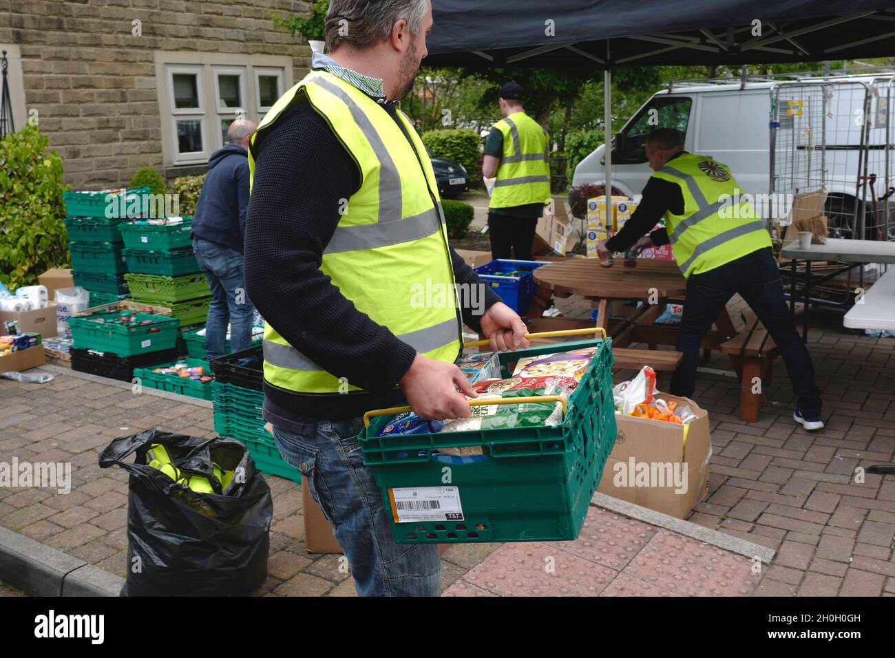 Freiwillige vom Saddleworth Round Table betreiben einen Food Drop, um lokale Lebensmittelbanken in Saddleworth, Greater Manchester, zu unterstützen Stockfoto