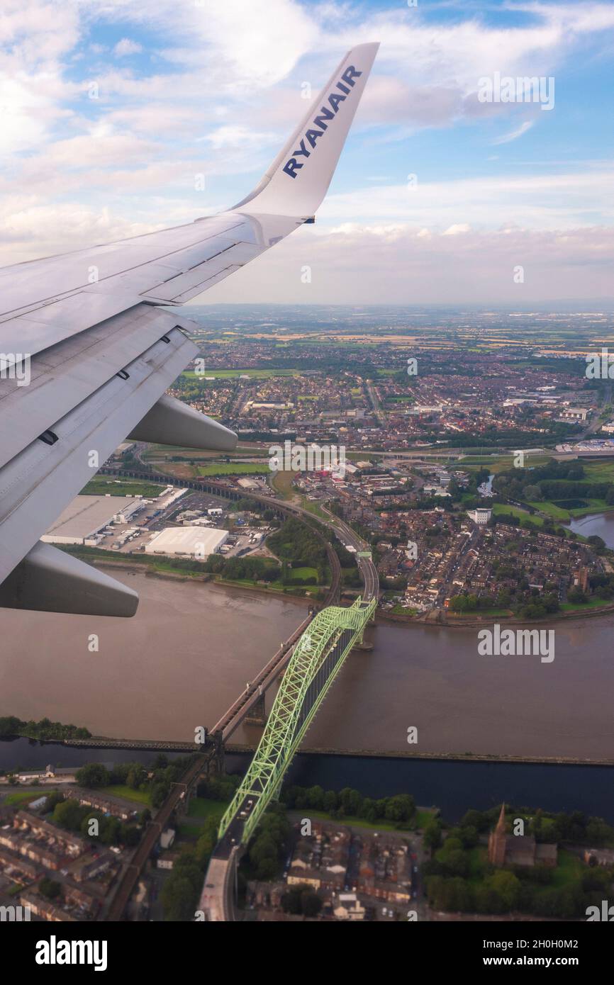 Ein Ryanair-Flugzeug fliegt am 06. August 2020 in Liverpool, Großbritannien, über die Silver Jubilee Bridge über den Fluss Mersey Stockfoto