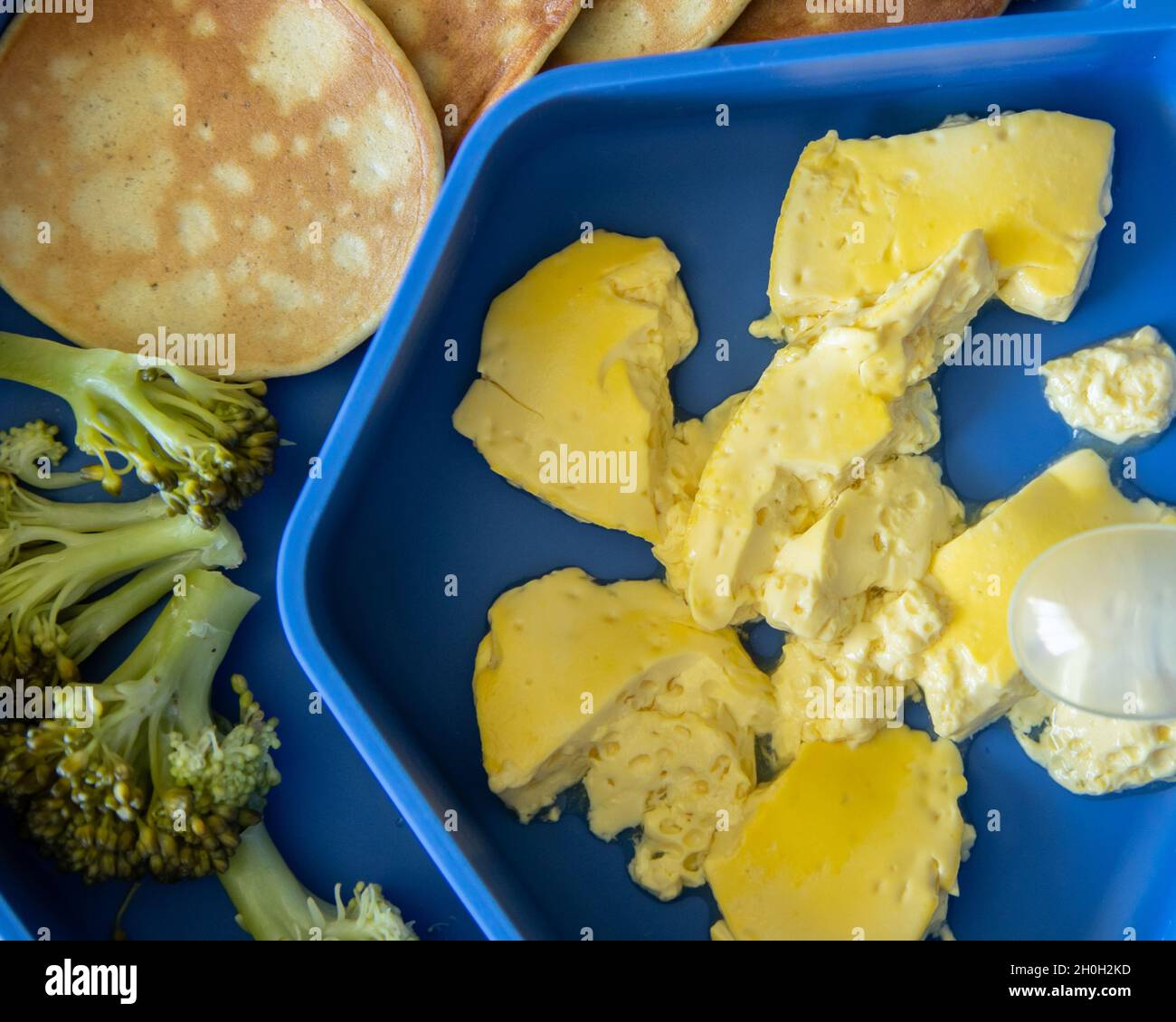 Gesunde Lebensmittel Dampf Ei, Brokkoli-Gemüse und Pfannkuchen für 1 Jahr Baby Mittagessen Stockfoto
