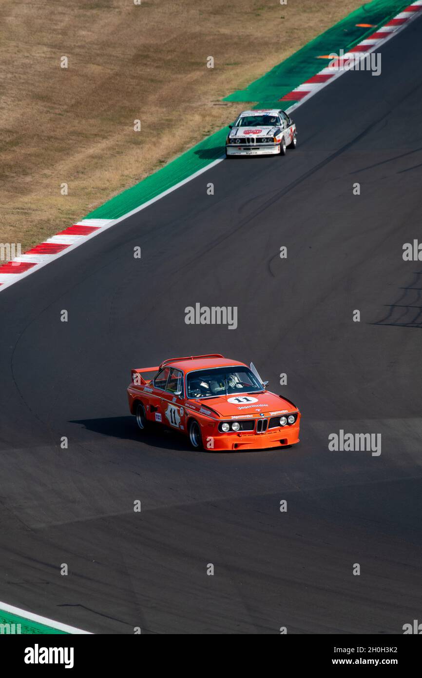 Italien, september 11 2021. Vallelungaklassiker. 70er Jahre Oldtimer-Rennen auf Asphalt-Streckenabbiegung, BMW 3.0 CSL Stockfoto