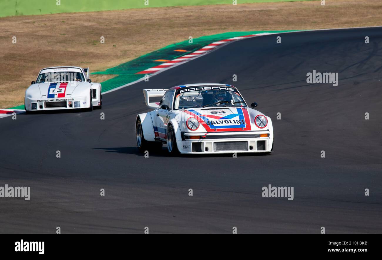 Italien, september 11 2021. Vallelungaklassiker. 70er Jahre Langstrecken-Prototyp Rennwagen Klassiker historischen Wettbewerb auf Asphalt Rennstrecke, Porsche 934 Stockfoto