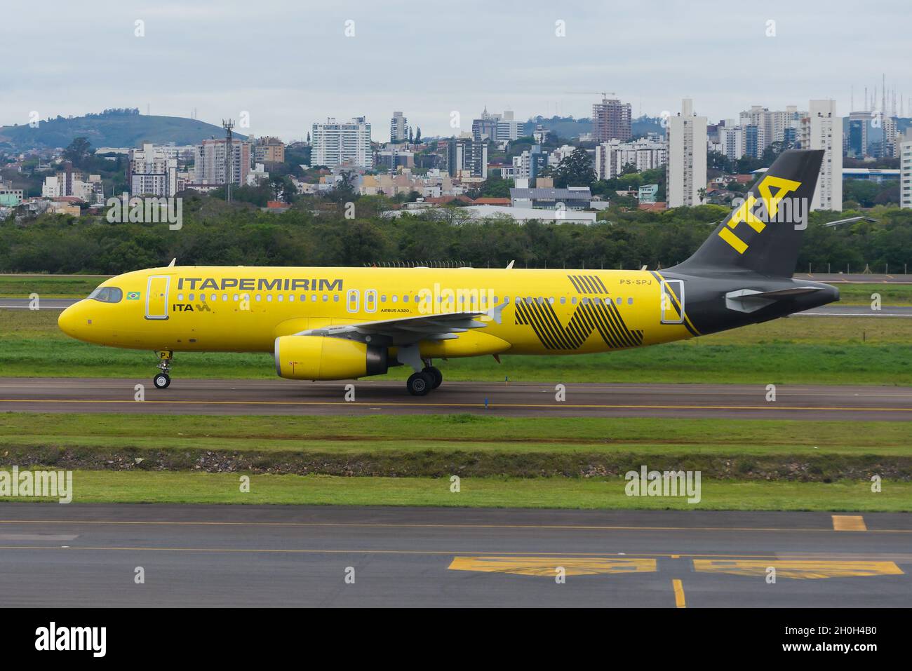 Itapemirim Airlines Airbus A320 in Brasilien. Neue brasilianische Fluggesellschaft zur Itapemirim-Gruppe. Itapemirim Flugzeug mit gelber Lackierung. Stockfoto