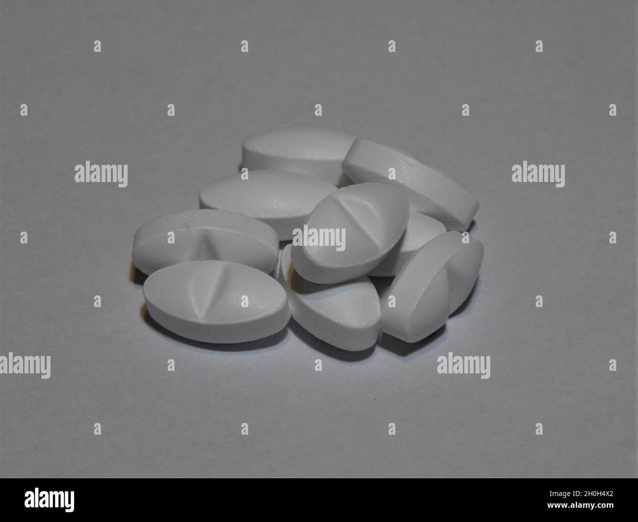 Weiße Schmerztabletten oder Tabletten isoliert auf weißem Hintergrund. Stockfoto