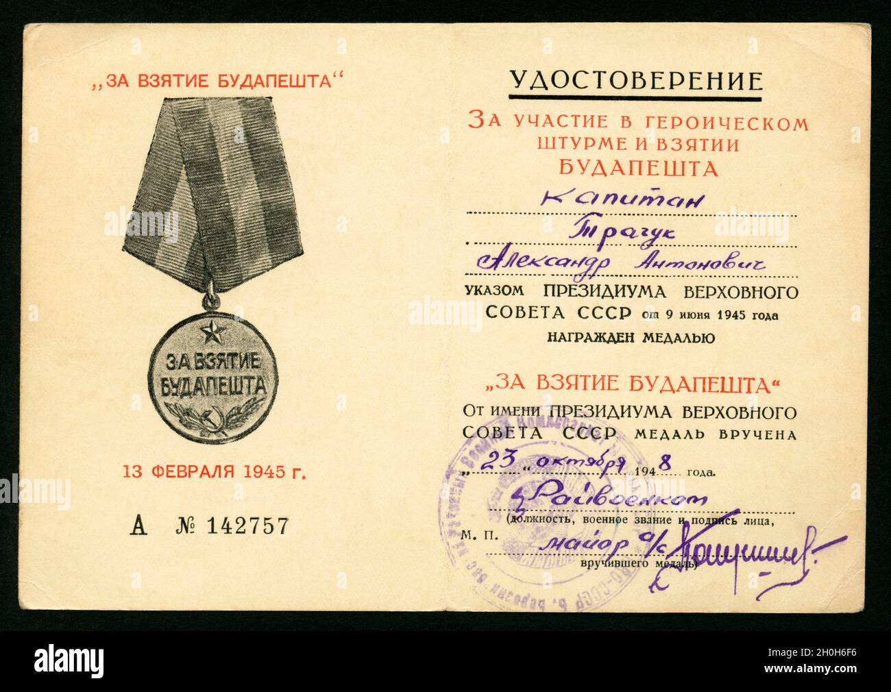 2. Weltkrieg, Erobung von Budapest , Ausweis für die Einnahme der Stadt durch die sowjetische Armee am 13. Februar 1945 , Zertifikat über die Teilnahme am historischen Sturm zur Einnahme von Budapest ..... wird auf dem wohl des Präsidiums des Obersten Sowjets der UdSSR vom 9. Juni 1945 mit der Medaille ' für die Befriung Budapests ' ausgezeichnet. Die Medaille wurde im Namen des Präsidiums des Obersten Sowjets der UdSSR am 23. Oktober 1948 überreicht , Seite 2 und 3, Größe : 15,8 cm x 11 cm , Rechte werden nicht vertreten . / Europa, Deutschland, Sowjetunion, 2. Weltkrieg, Schlacht von Budapest, Stockfoto