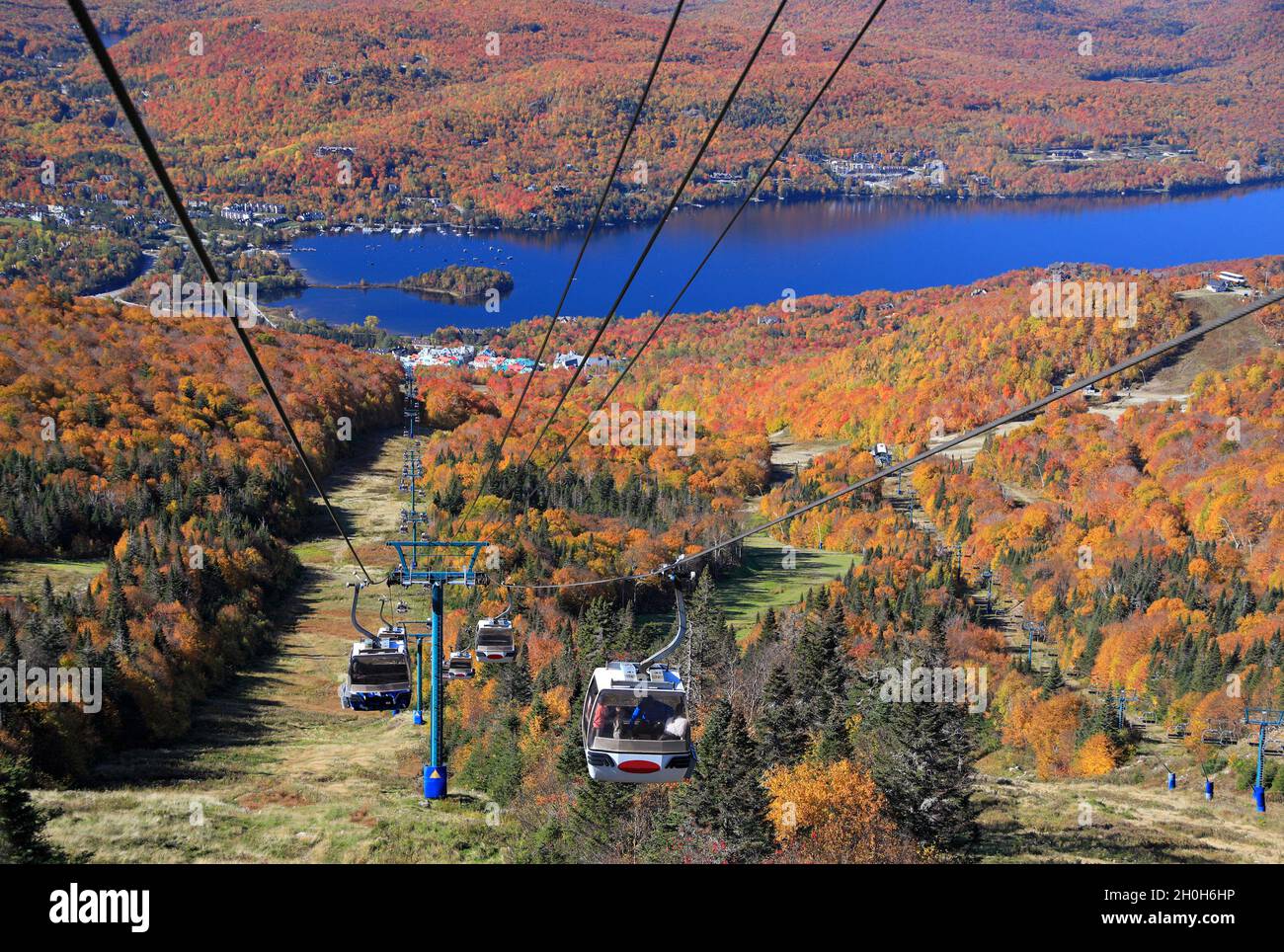 Luftaufnahme des Mont Tremblant Resorts, Seilbahnen und See mit Herbstlaub, Quebec, Kanada Stockfoto