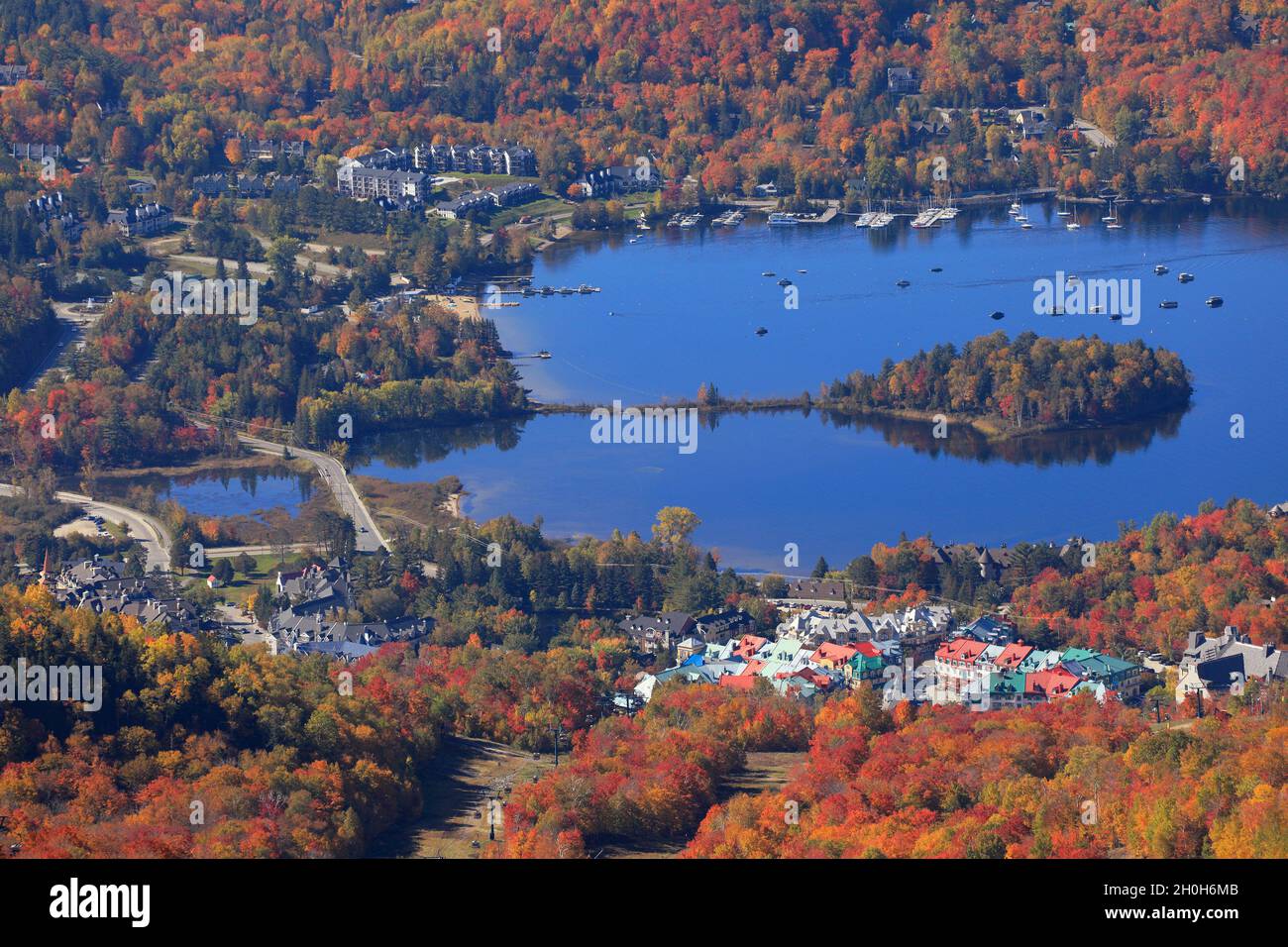 Luftaufnahme des Mont Tremblant Resorts und des Sees mit Herbstlaub, Quebec, Kanada Stockfoto