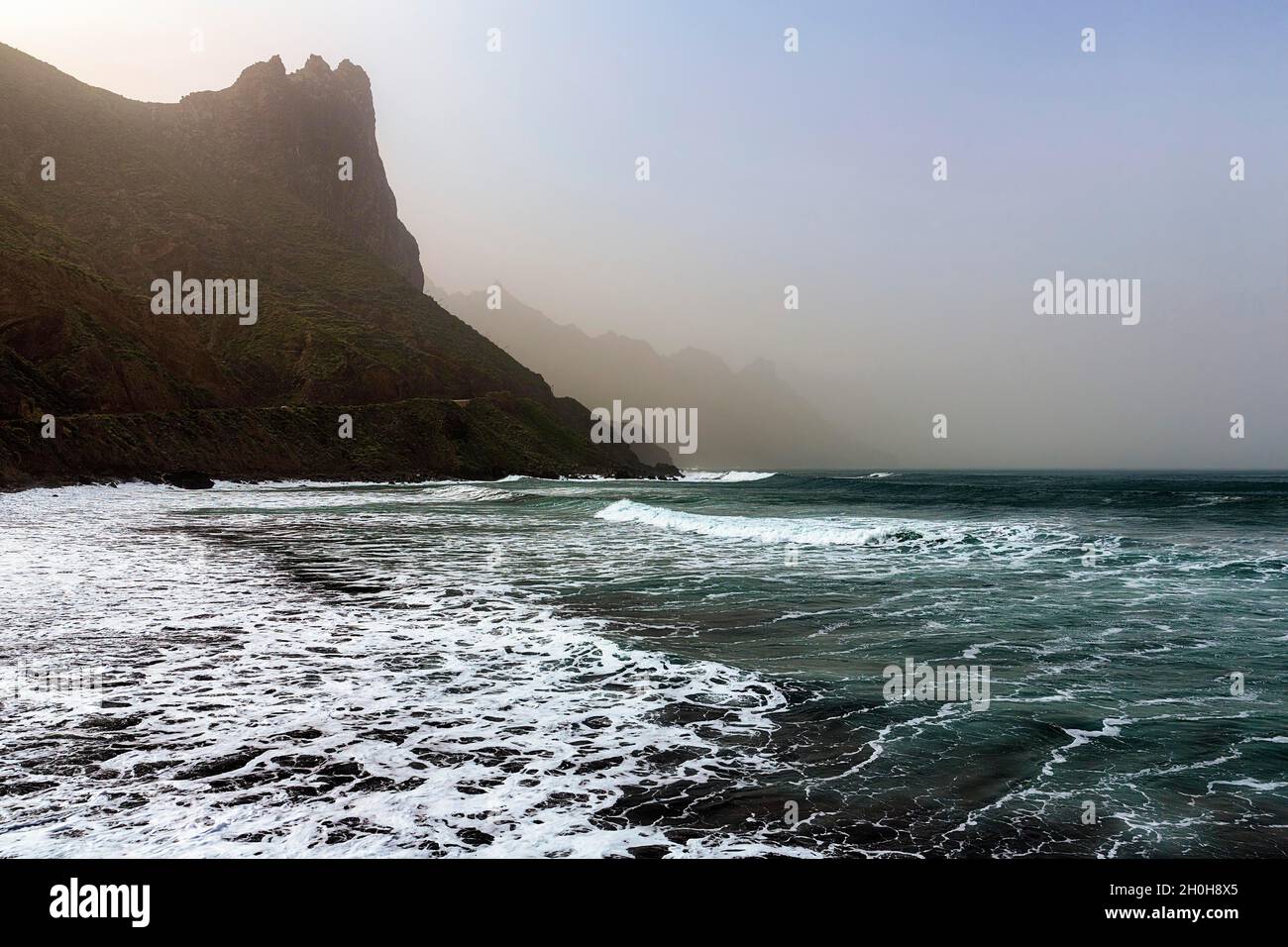 Anaga Klippe im Dunst, Playa del Roque de las Bodegas, Backlight, Almaciga, Almaciga, Teneriffa, Spanien Stockfoto
