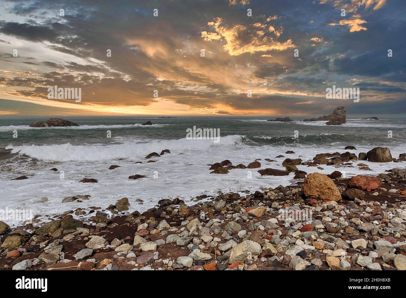 Atlantikküste mit Lavagestein, Playa del Roque de las Bodegas, Abendhimmel, Almaciga, Almaciga, Teneriffa, Spanien Stockfoto