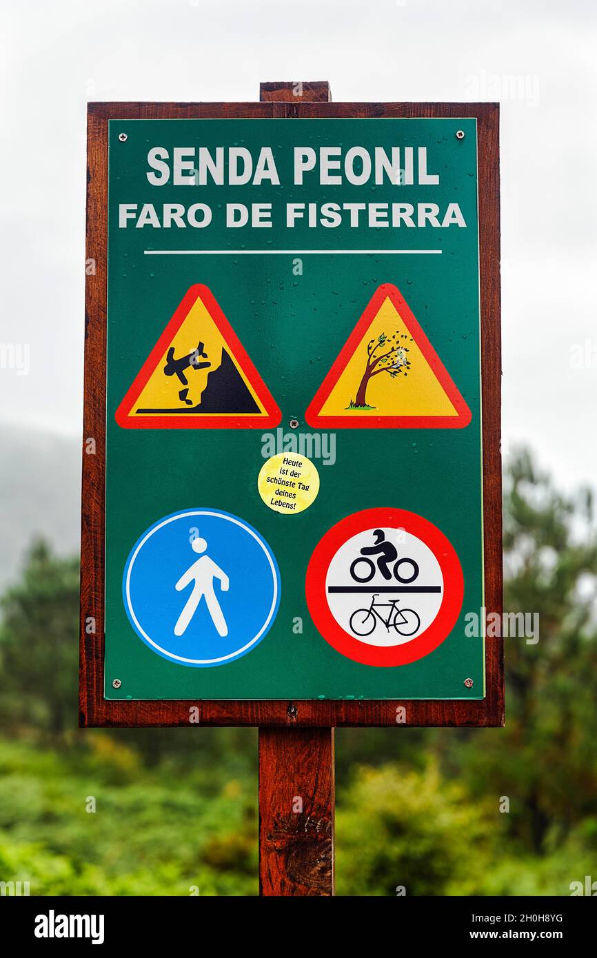 Holzschild Fußgängerweg mit Verkehrsschildern und Warnungen, Endpunkt Jakobsweg am Kap Finisterre, Provinz A Coruna, Galizien, Spanien Stockfoto