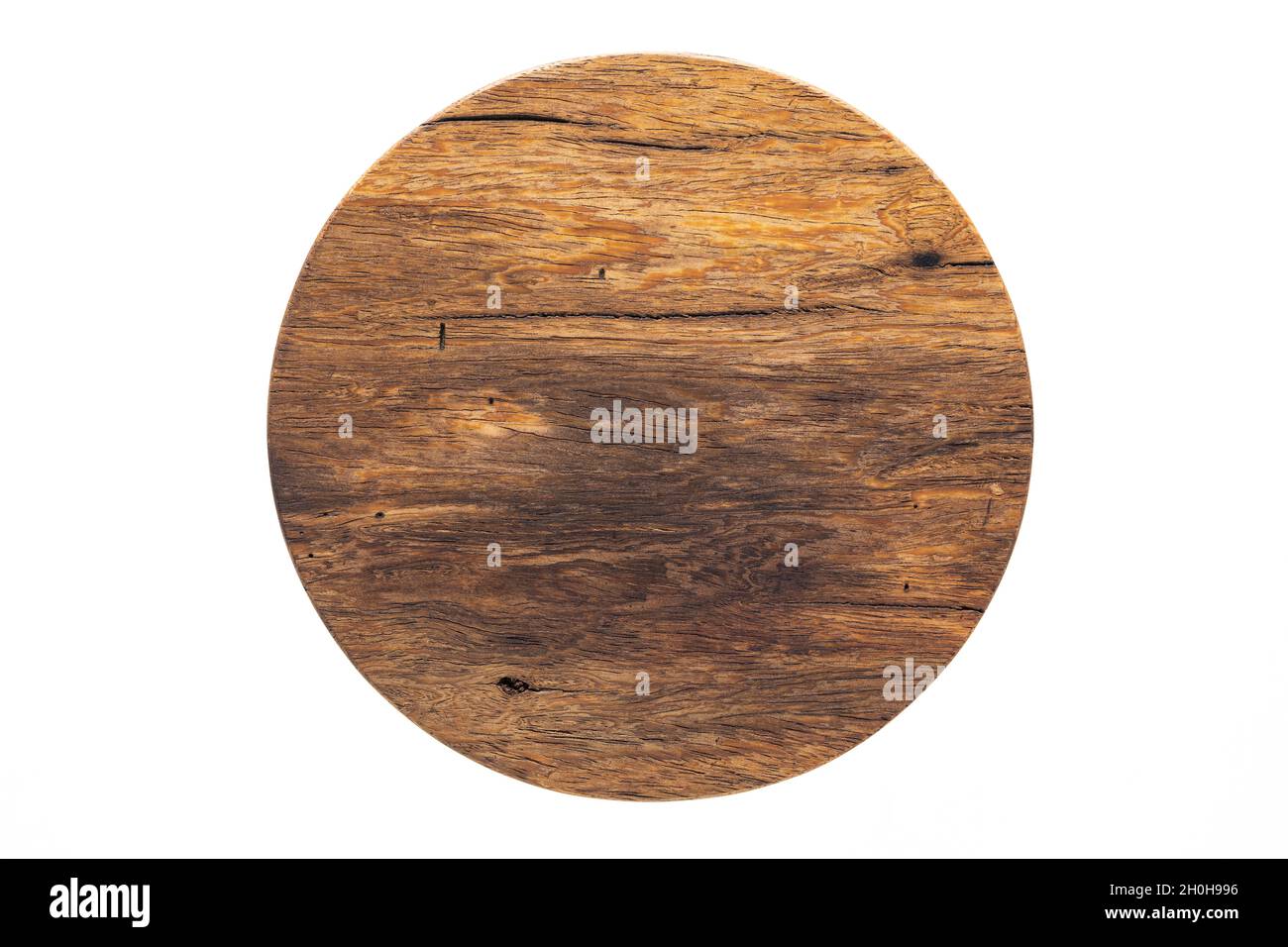 Holzplatte isoliert auf weißem Hintergrund. Runde handgefertigte Holzpaletten, runde Holzschneidebretter. Stockfoto