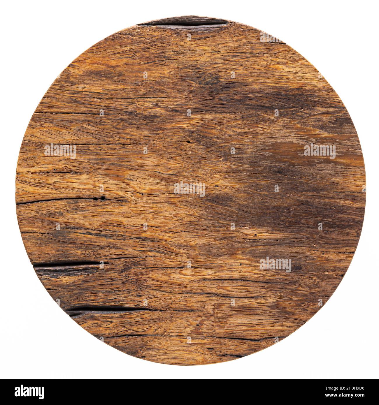 Holzplatte isoliert auf weißem Hintergrund. Runde handgefertigte Holzpaletten, runde Holzschneidebretter. Stockfoto