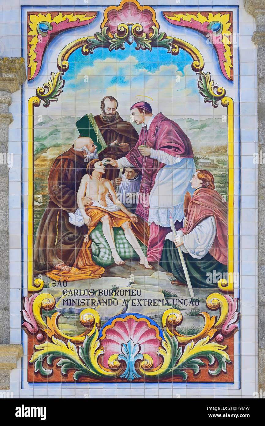 Valega Hauptkirche, Detail der Fassade mit Azulejos bedeckt, Valega, Beira, Portugal Stockfoto