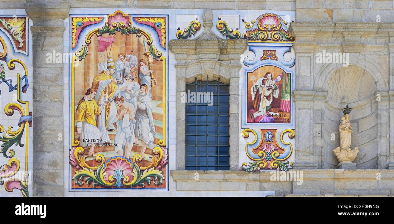 Valega Hauptkirche, Detail der Fassade mit Azulejos bedeckt, Valega, Beira, Portugal Stockfoto