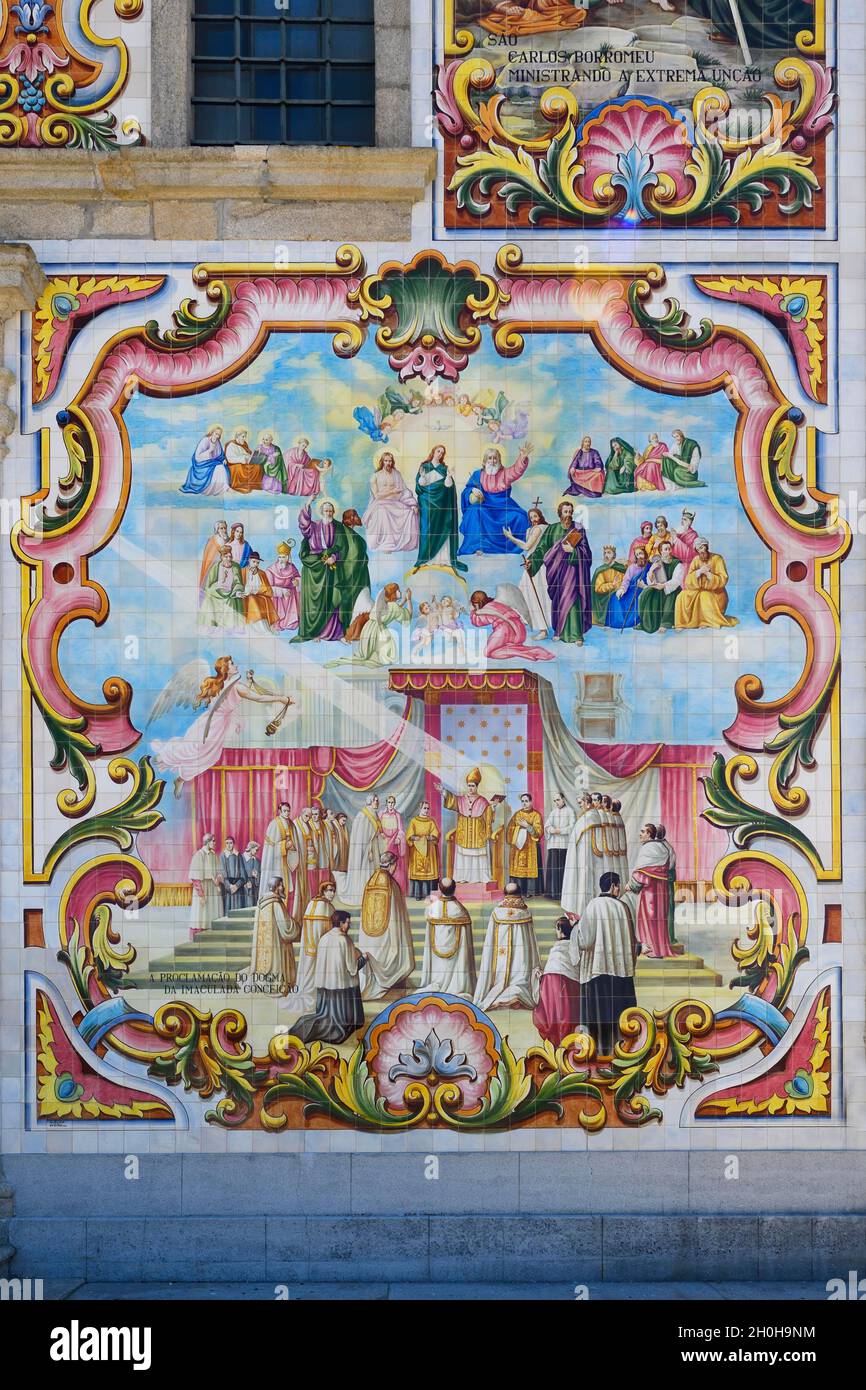 Valega Hauptkirche, Detail der Fassade mit Azulejos bedeckt, Valega, Beira, Portugal Stockfoto