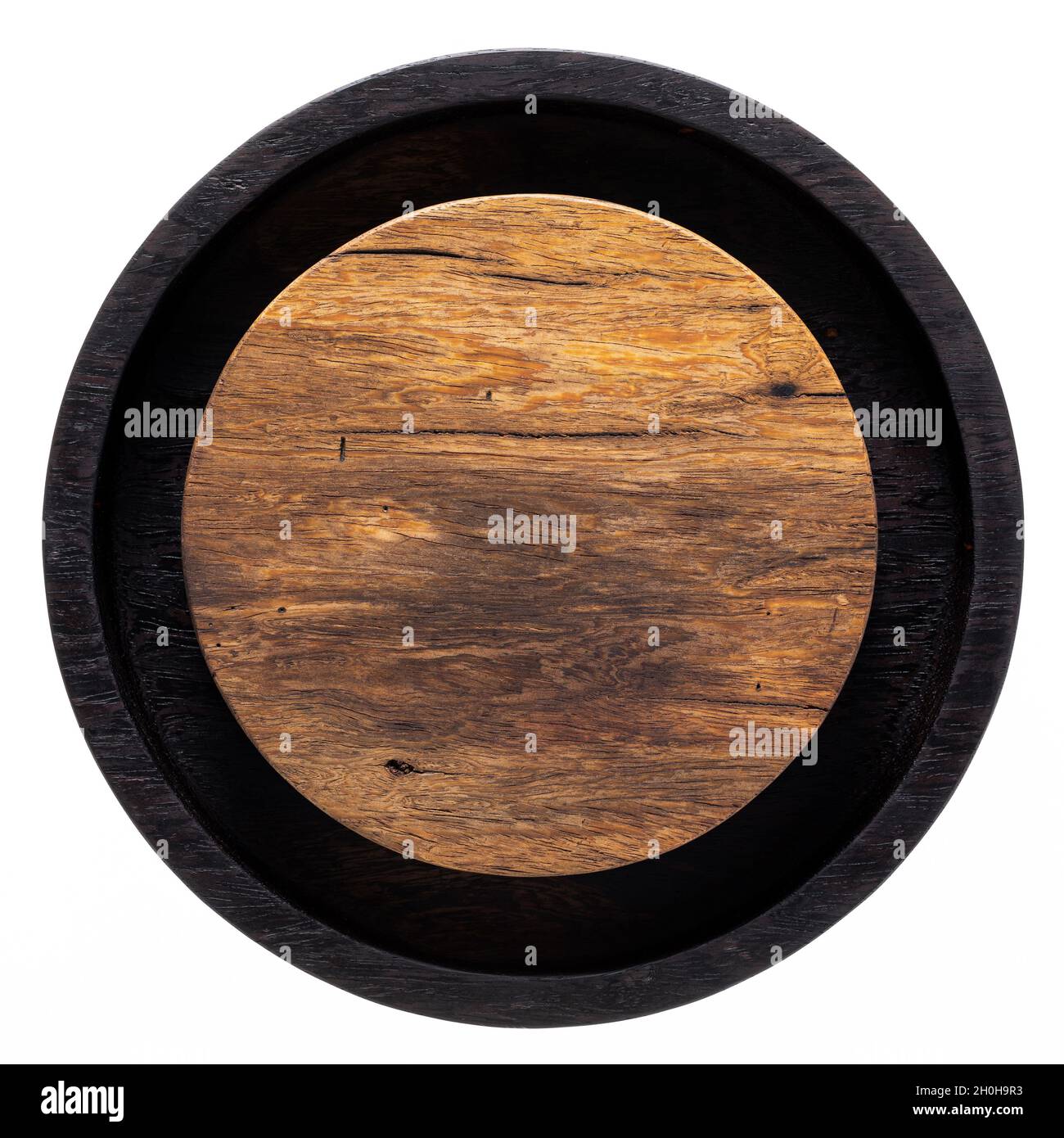 Zweifarbiger, runder Teetablett aus Holz. Rundes Hackbrett aus Holz. Textur von alten Holzplanken. Stockfoto