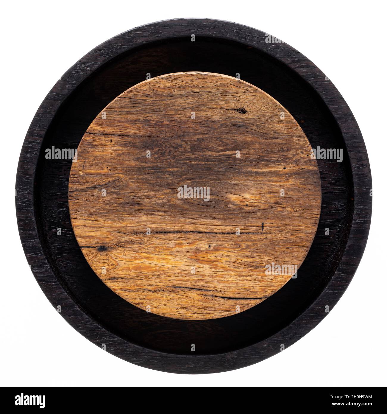 Zweifarbiger, runder Teetablett aus Holz. Rundes Hackbrett aus Holz. Textur von alten Holzplanken. Stockfoto