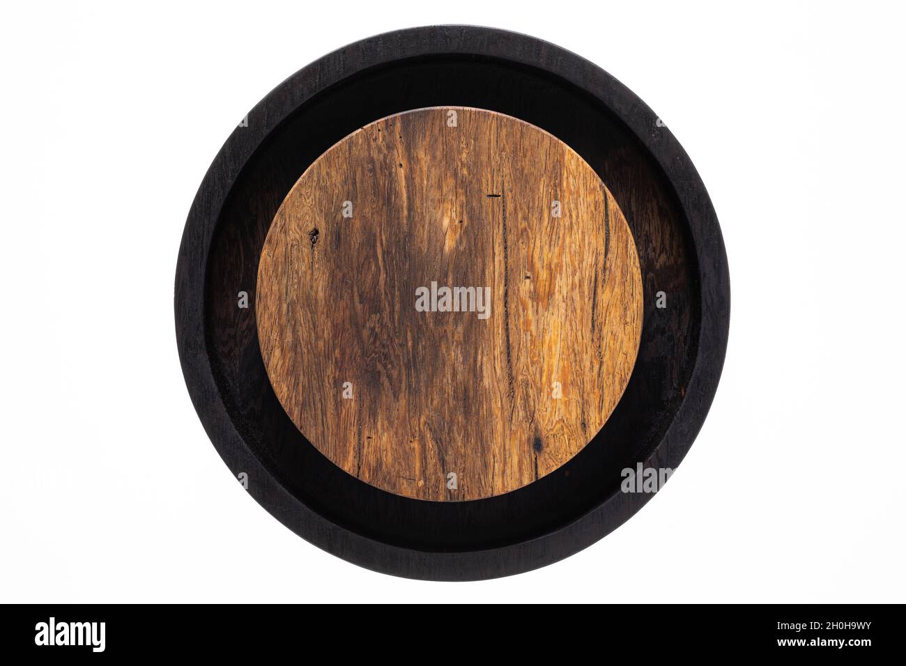 Zweifarbiger, runder Teetablett aus Holz. Rundes Hackbrett aus Holz. Textur von alten Holzplanken. Stockfoto