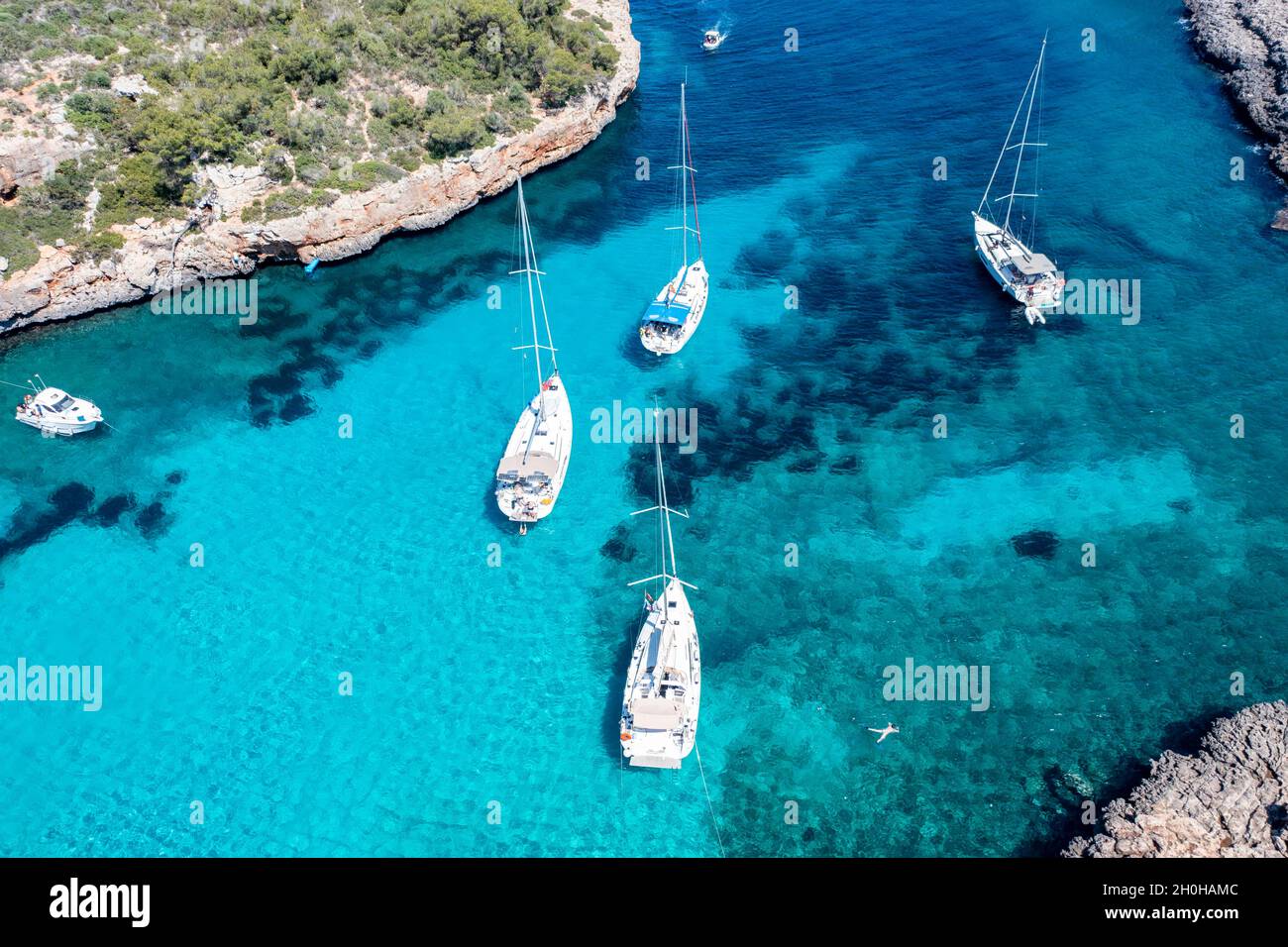 Luftbild, Cala Sa Nau, in der Nähe von Cala d'Or, mit Stränden und Segelbooten Region Migjorn, Mallorca, Balearen, Spanien Stockfoto