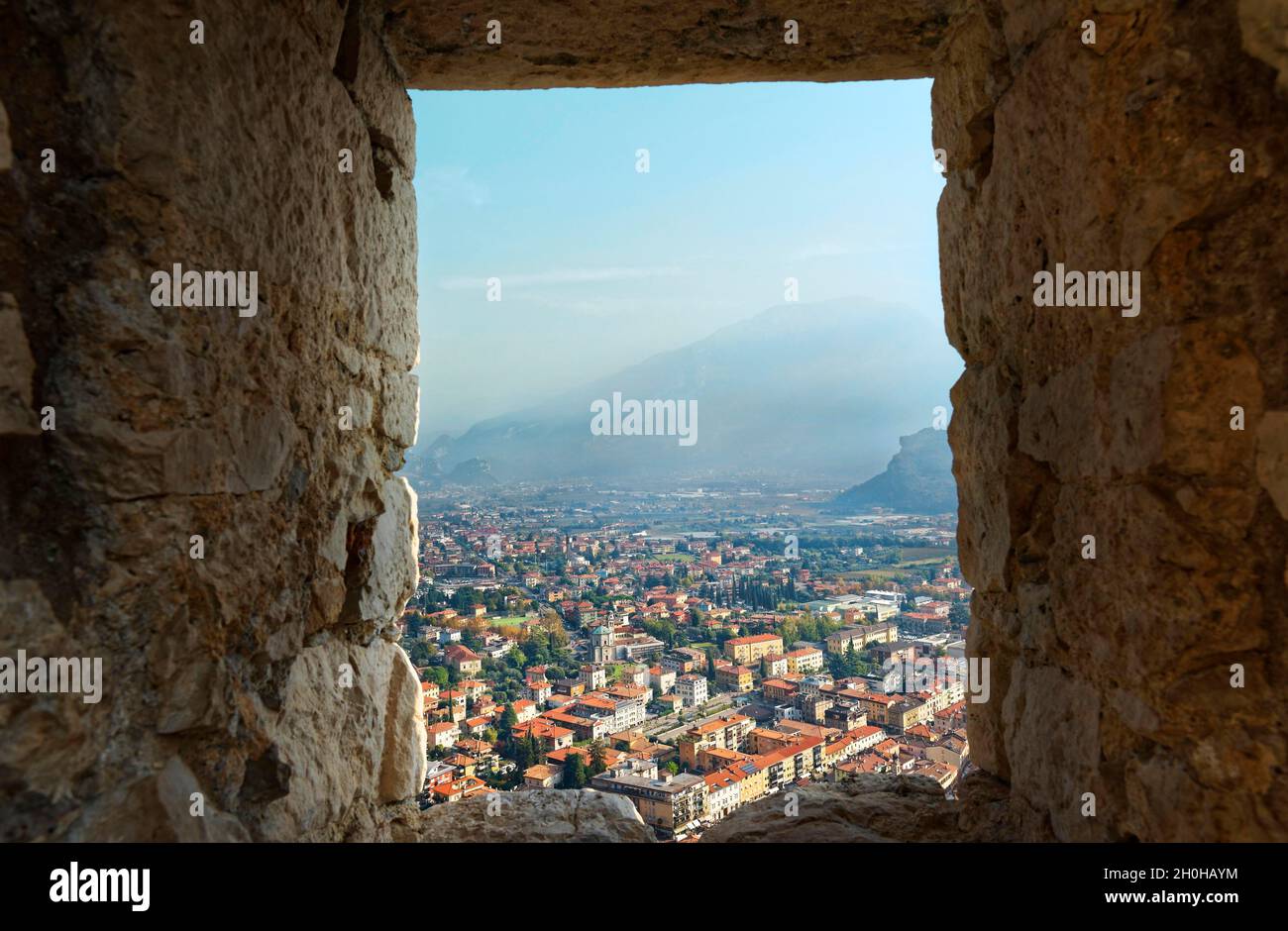 Blick vom Torre di guardia del 500 auf Riva del Garda, Gardasee Nord, Trient, Trentino-Südtirol, Italien Stockfoto