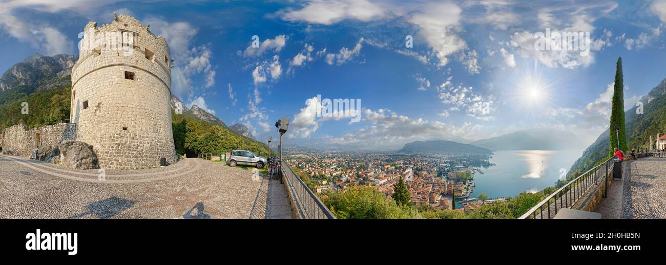 360 Panoramablick auf die Bastione antico mit Torre di guardia del 500, Riva del Garda, Gardasee Nord, Trient, Trentino-Südtirol, Italien Stockfoto