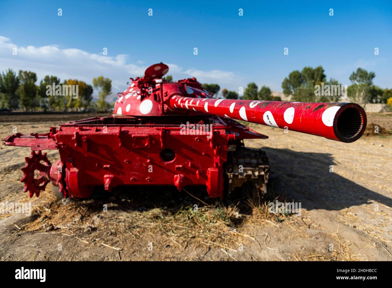 Alter sowjetischer Panzer in funky Farben, Bamyan, Afghanistan Stockfoto
