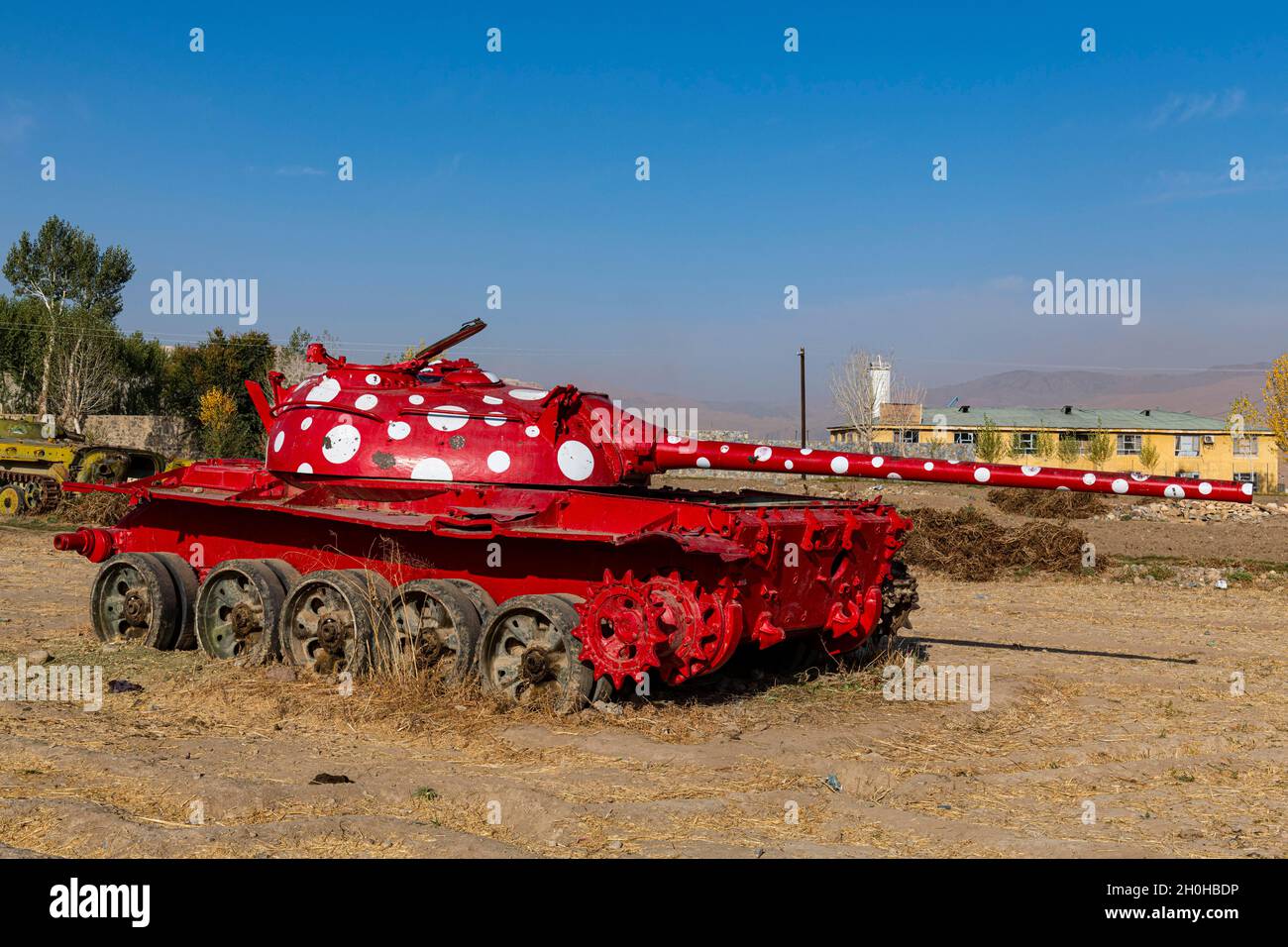 Alter sowjetischer Panzer in funky Farben, Bamyan, Afghanistan Stockfoto