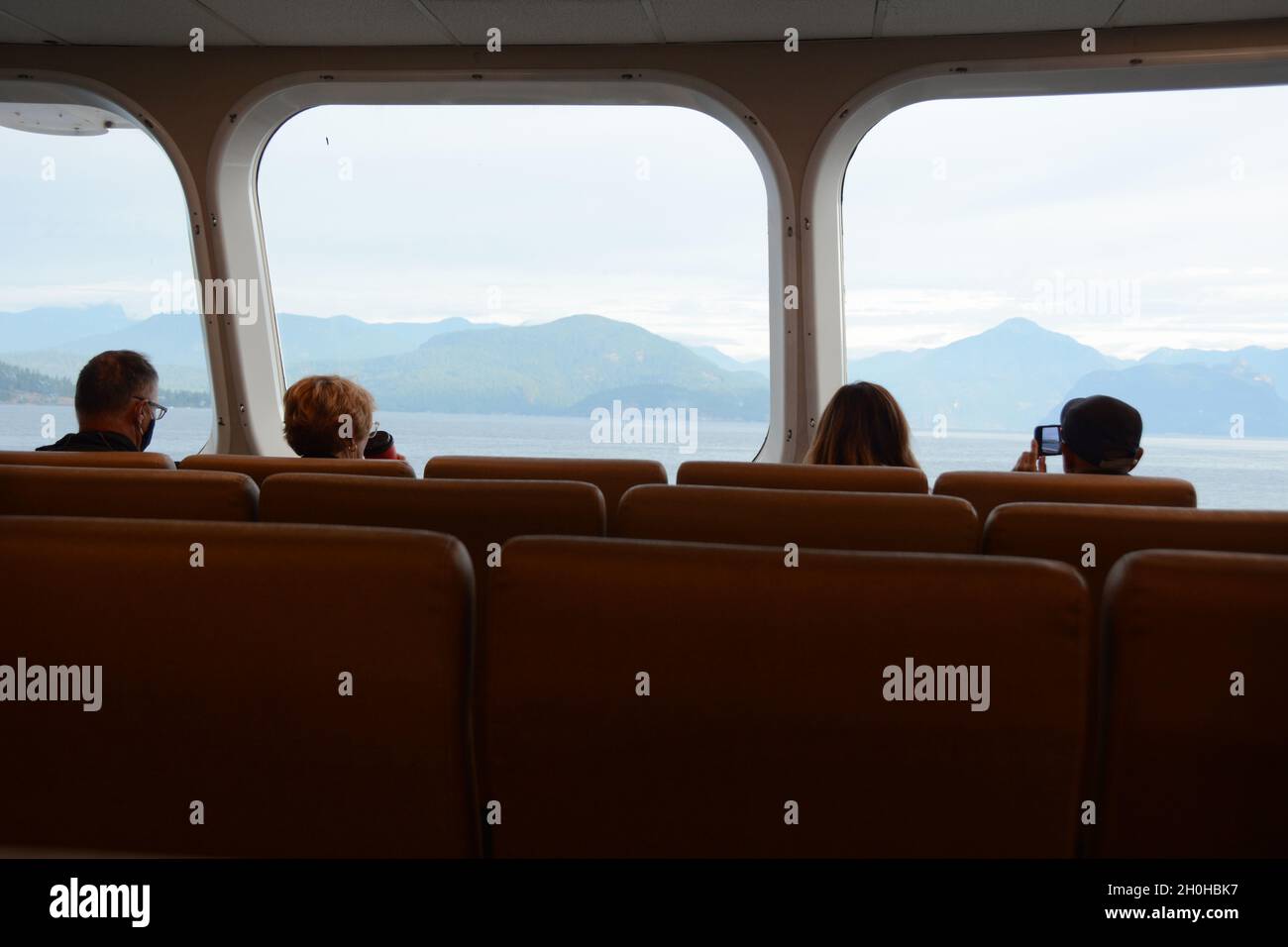 Passagiere, die in einem BC Ferry-Boot sitzen, das zwischen Horseshoe Bay und Gibsons, British Columbia, Kanada, fährt. Stockfoto