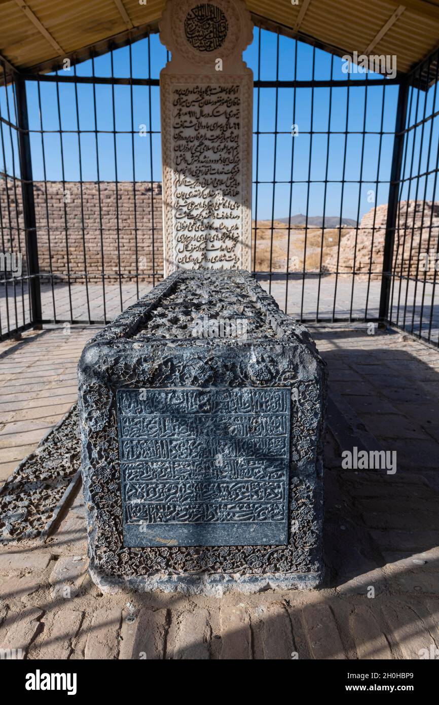 Schwarzer Marmorsarg in den Musalla-Minaretten von Herat, Afghanistan Stockfoto
