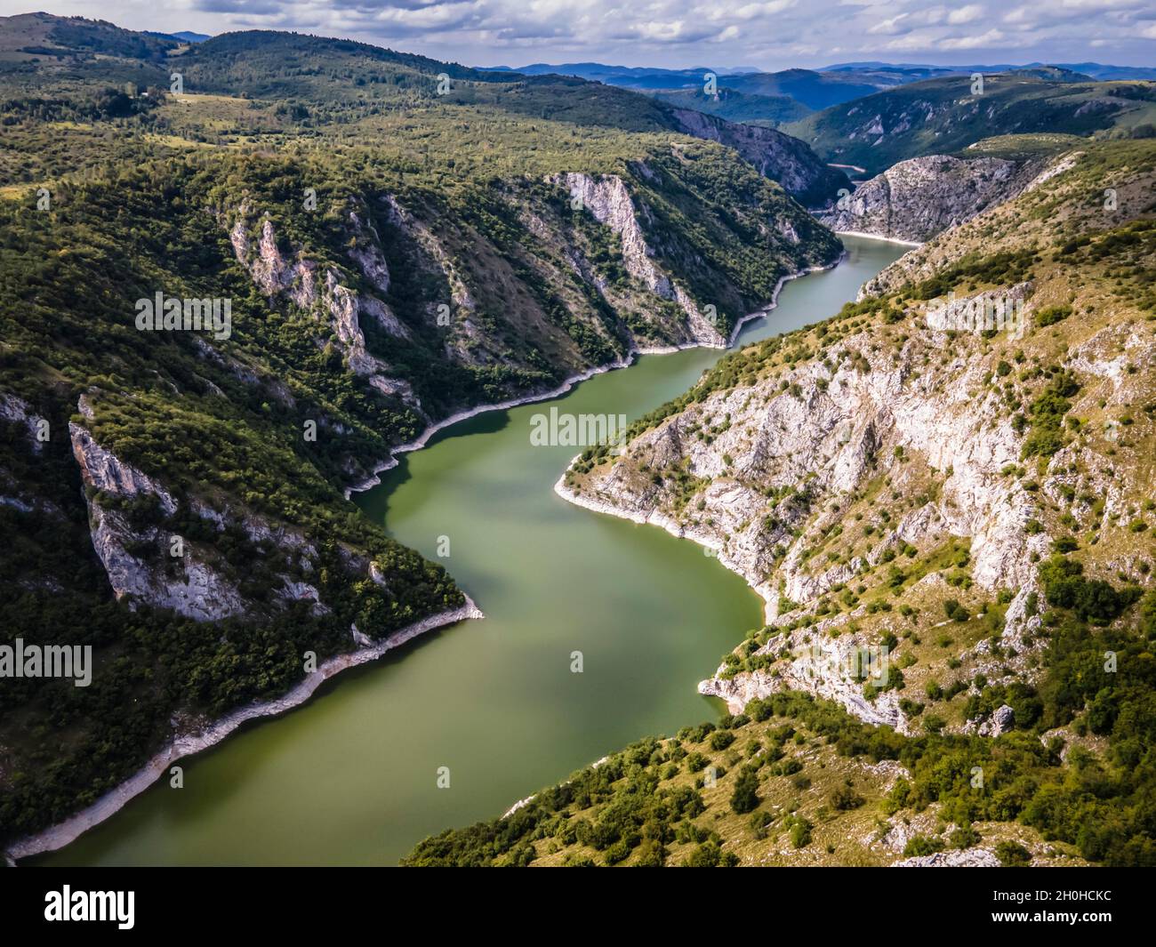 Uvac Fluss schlängelt sich durch die Berge, Uvac Special Nature Reserve, Serbien Stockfoto