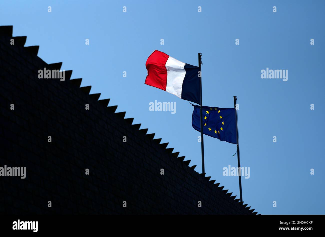 Französische und europäische Flagge), Cotes-d'Armor, Bretagne, Frankreich Stockfoto