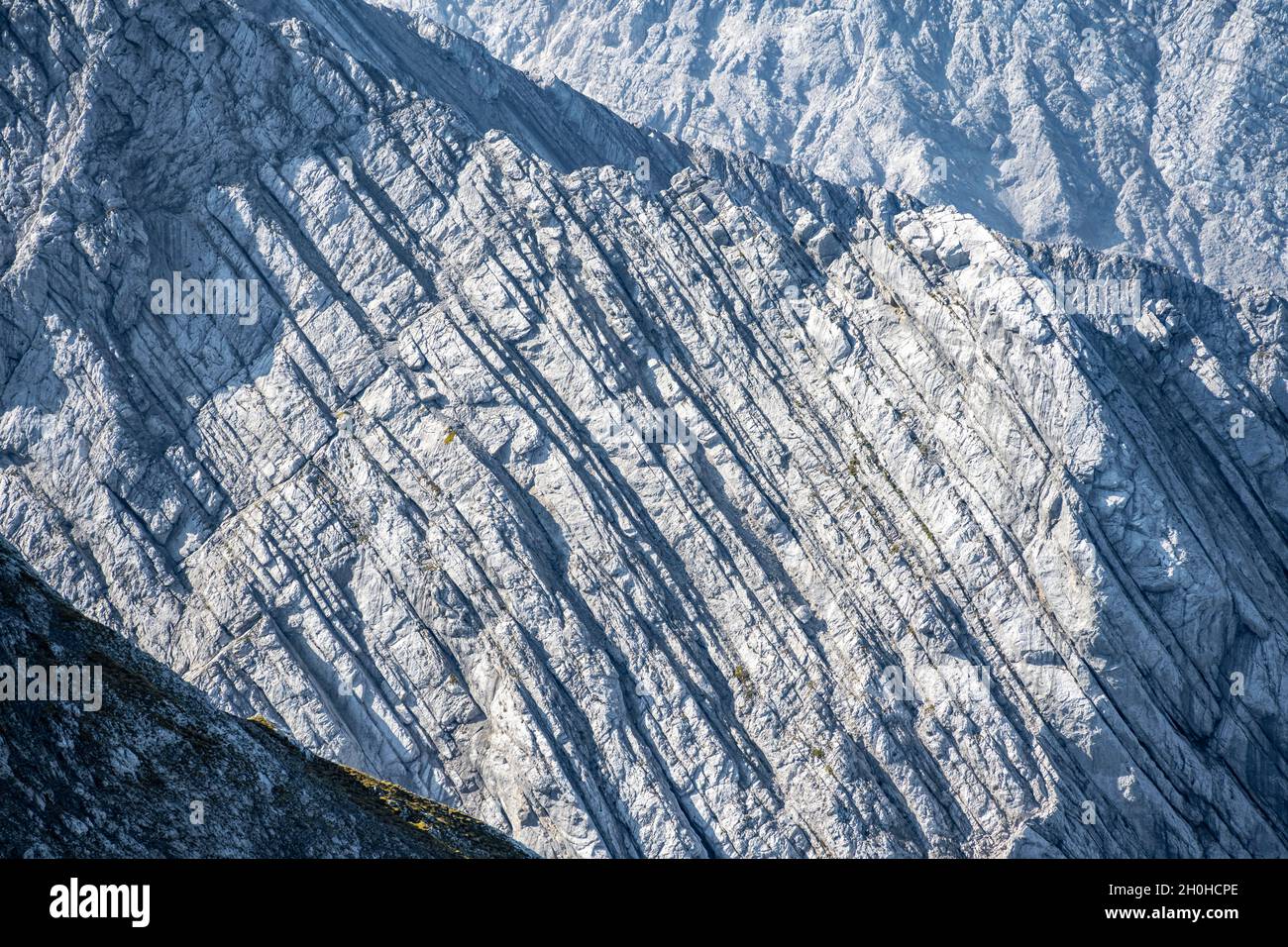 Interessante Felsformationen, Steinschichten bilden Linien, Berchtesgadener Alpen, Berchtesgadener Land, Oberbayern, Bayern, Deutschland Stockfoto
