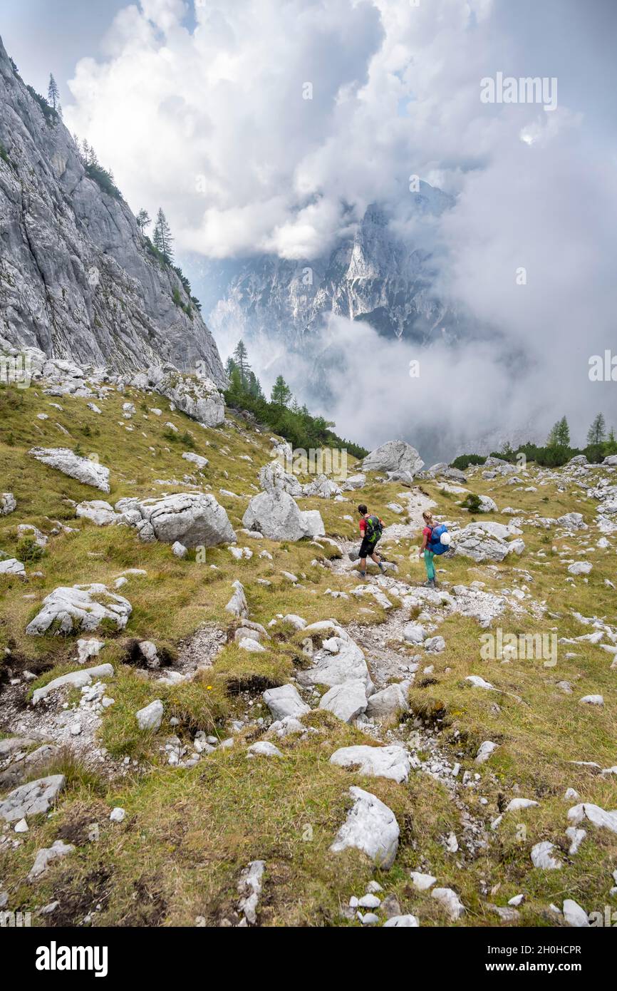 Zwei Wanderer, die durch das Ofental, die Berglandschaft, die Berchtesgadener Alpen, das Berchtesgadener Land, Oberbayern, Bayern, Deutschland Stockfoto