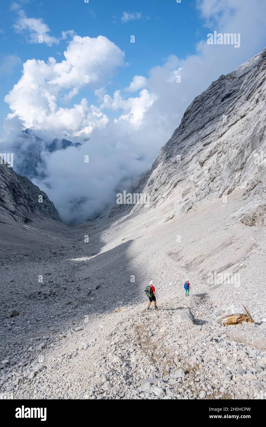 Zwei Wanderer, die durch das Ofental, die Berglandschaft, die Berchtesgadener Alpen, das Berchtesgadener Land, Oberbayern, Bayern, Deutschland Stockfoto