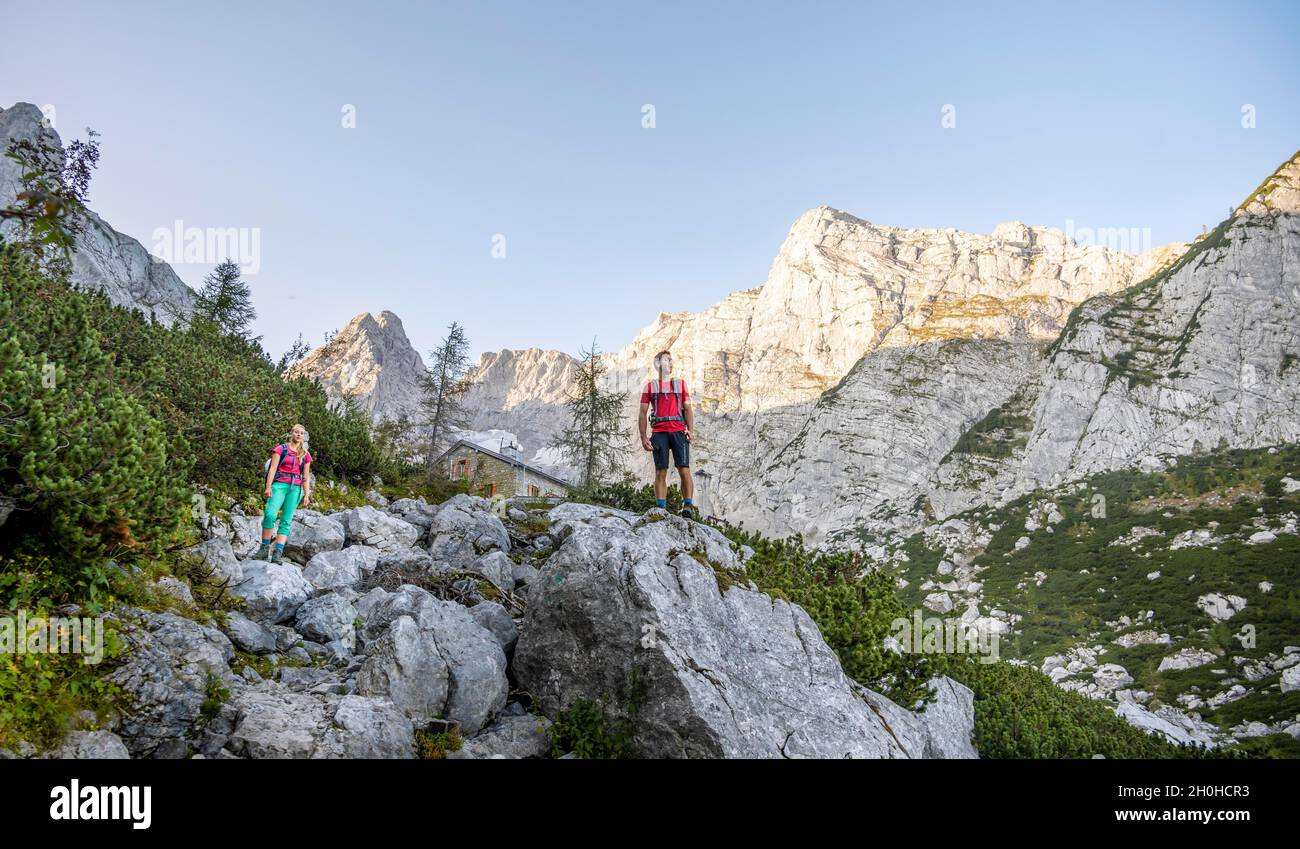 Zwei Wanderer blicken über Berge, wandern zu den Hochkalter, Berchtesgadener Alpen, Berchtesgadener Land, Oberbayern, Bayern, Deutschland Stockfoto