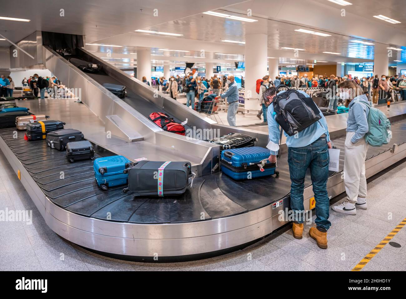 Personen, die an der Gepäckausgabe an einem Flughafen, dem Flughafen Reykjavik, Island, warten Stockfoto