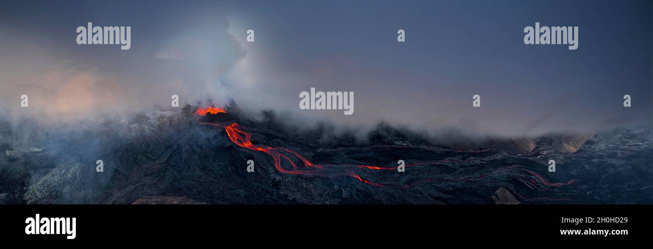 Luftaufnahme, ausbrechender Vulkan mit Lavafontänen und Lavafeld ...