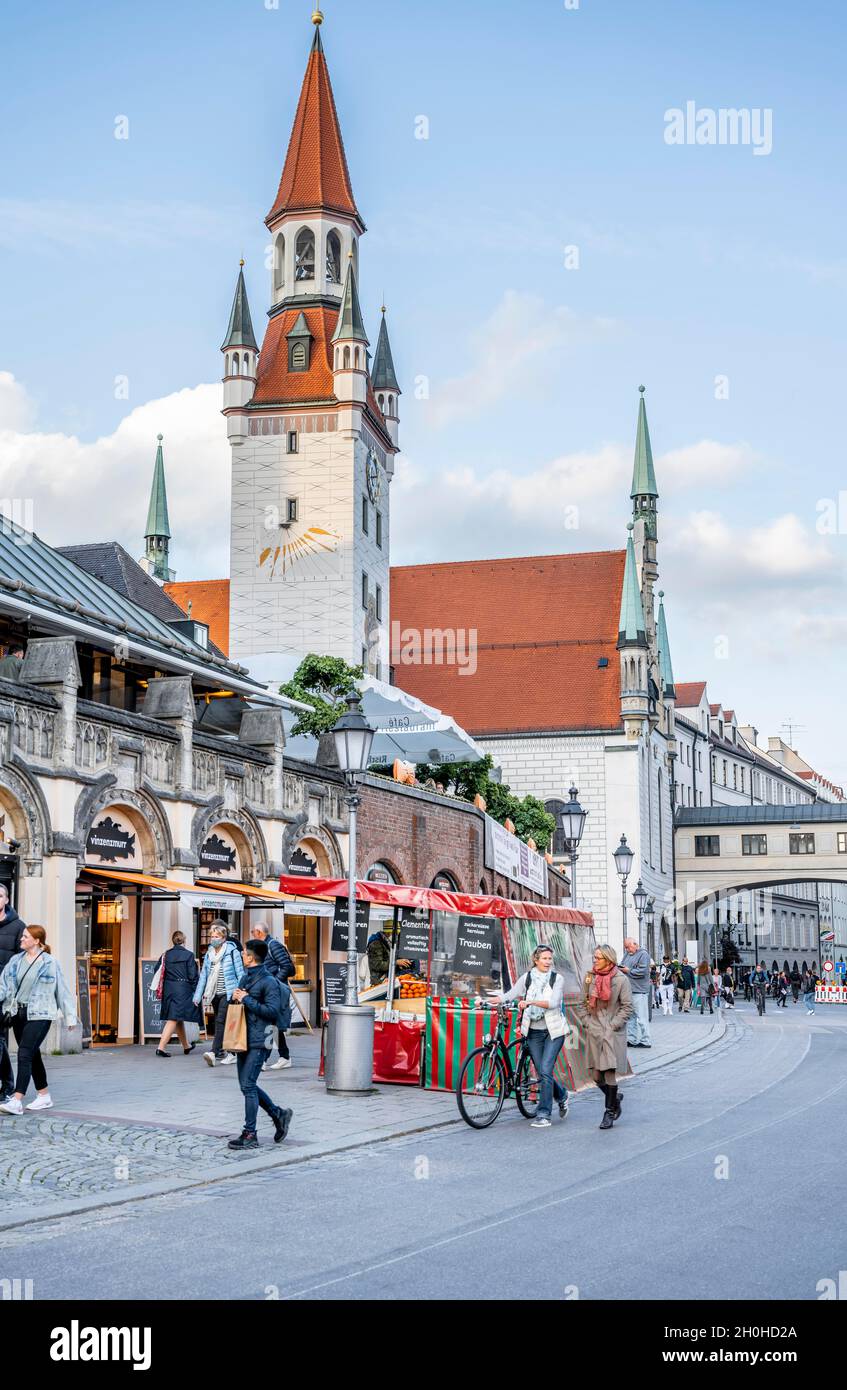 Passanten im Alten Rathaus, Innenstadt am Viktualienmarkt, Fußgängerzone, München, Bayern, Deutschland Stockfoto