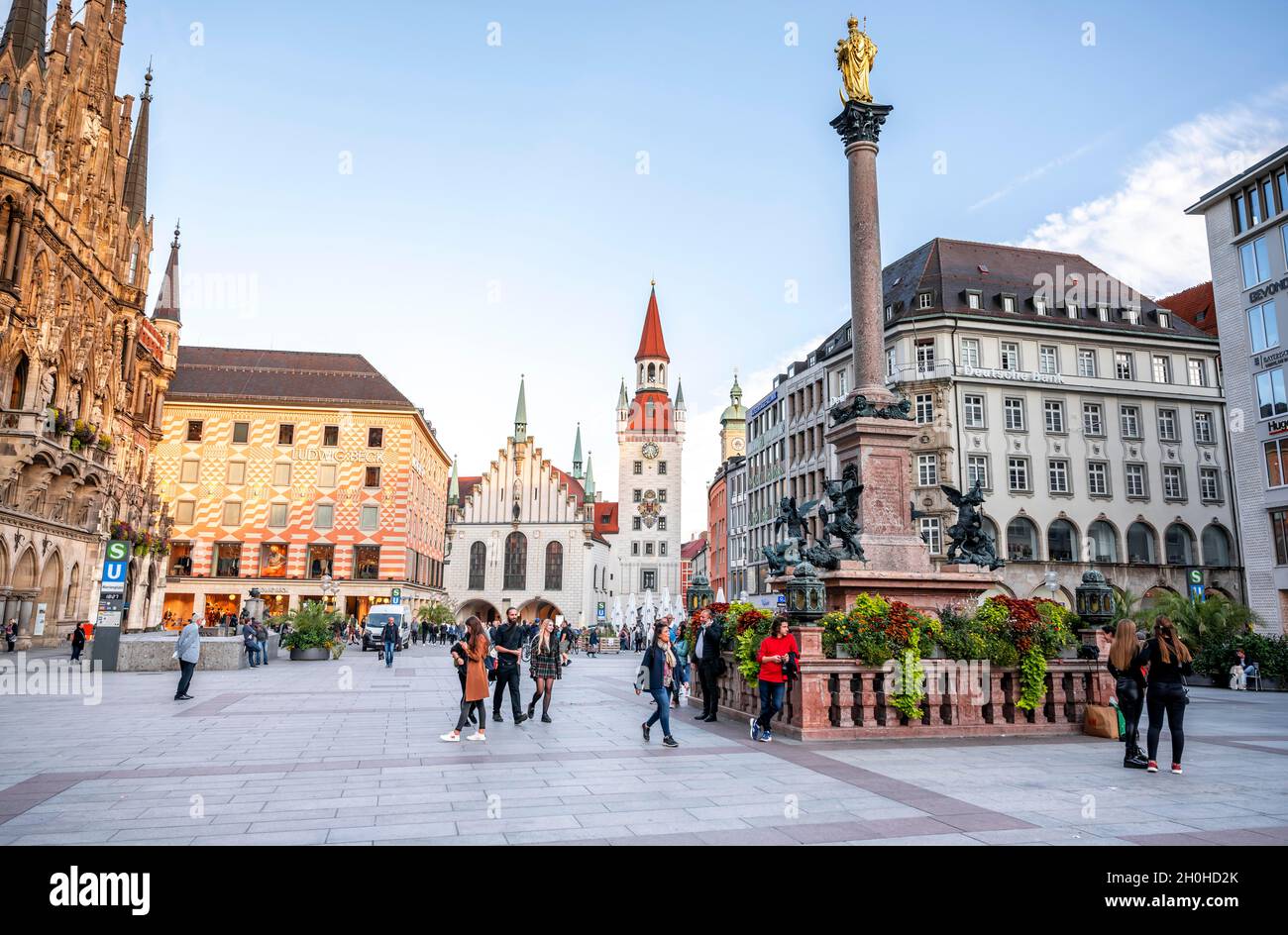 Altes Rathaus und Neues Rathaus, Innenstadt am Marienplatz mit Marienplatz, Fußgängerzone, München, Bayern, Deutschland Stockfoto