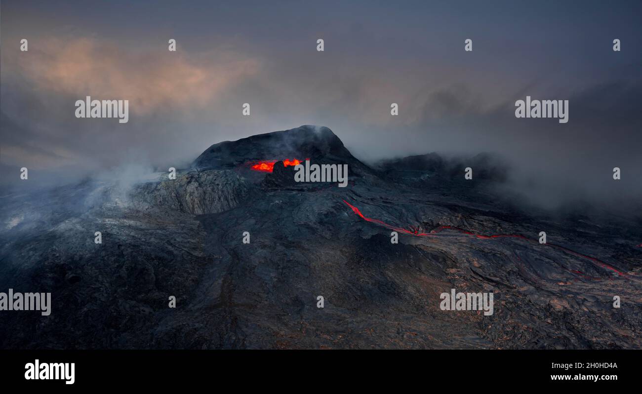 Luftaufnahme, ausbrechender Vulkan mit Lavafontänen und Lavafeld ...