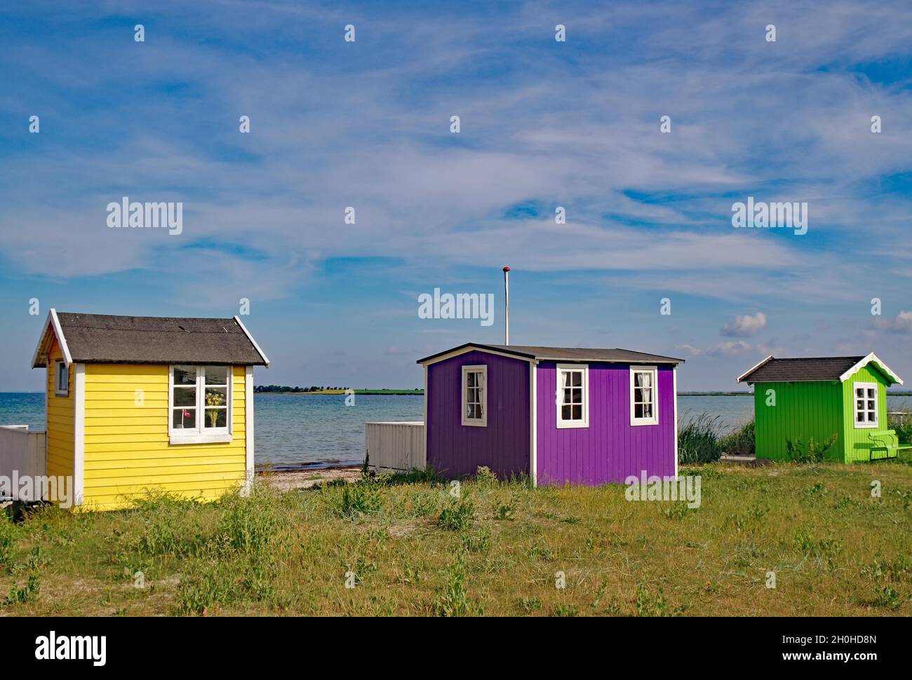 Bunte Strandhütten in verschiedenen Farben und Strand, Aeroe Island, Syddanmark, Ostsee, Dänemark Stockfoto
